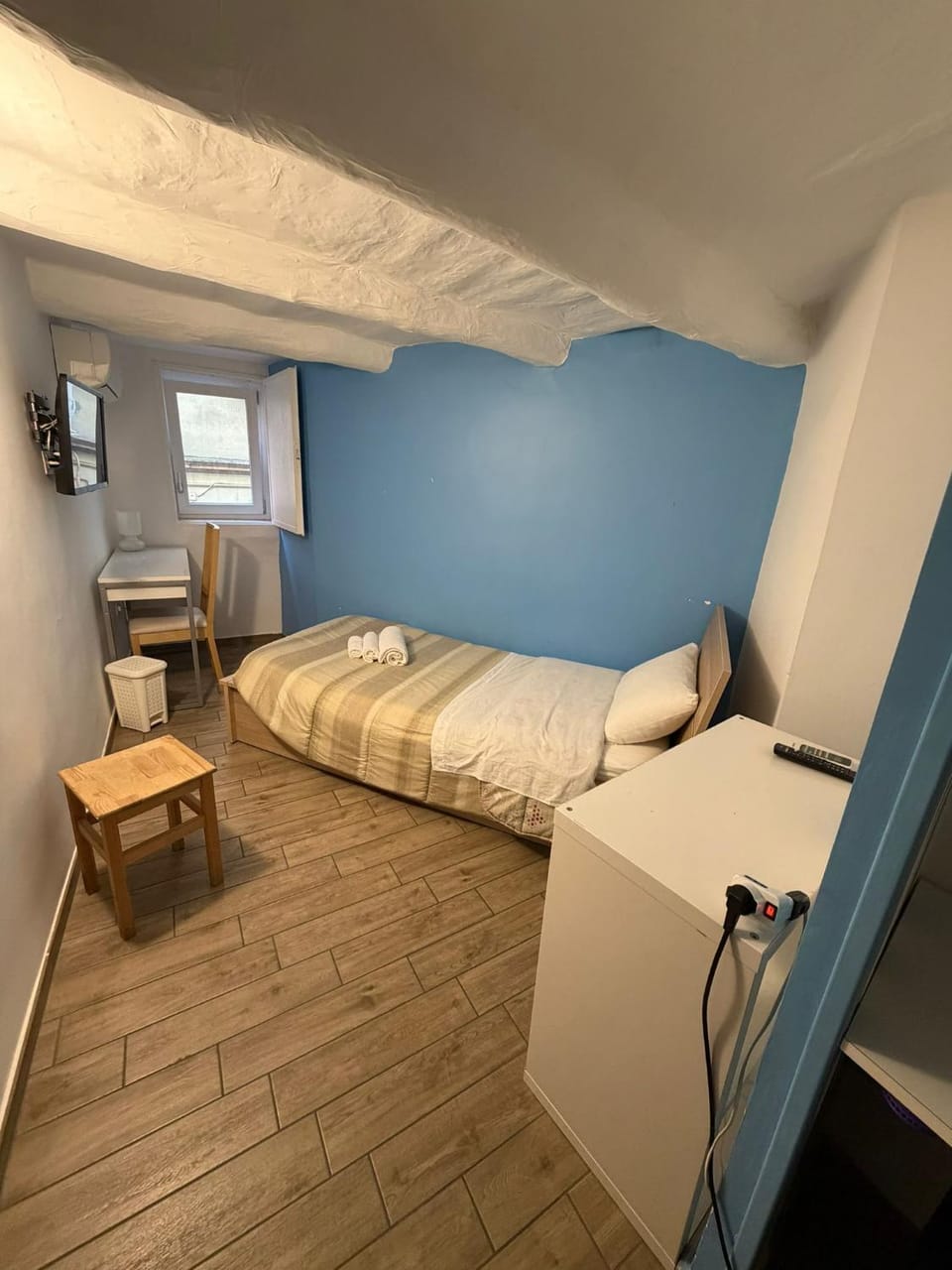 Bed, TV and multimedia, Photo of the whole room, Bedroom