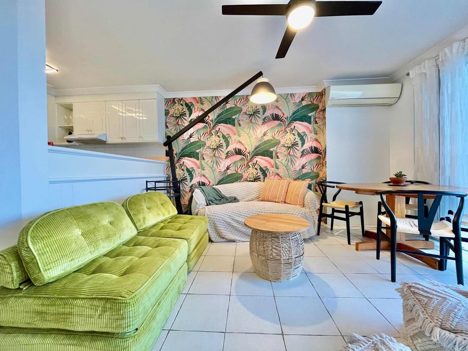 Beachside Bliss Walk to Nobbies Arcade and Surf Apartment in Mermaid Beach