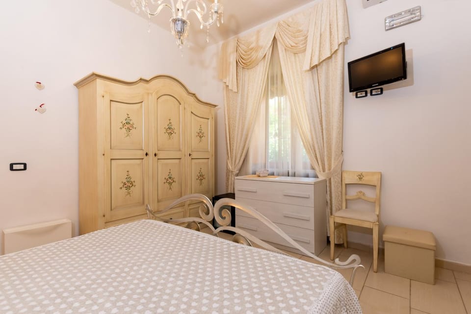 Bed, TV and multimedia, Photo of the whole room, Bedroom, wardrobe