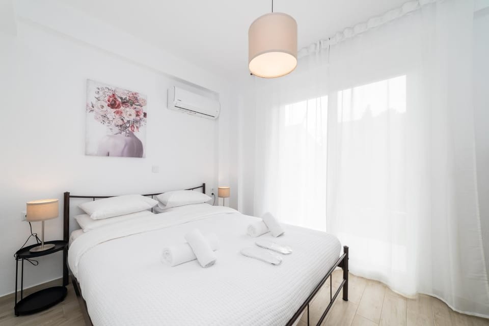 Bed, Photo of the whole room, Bedroom, towels, air conditioner