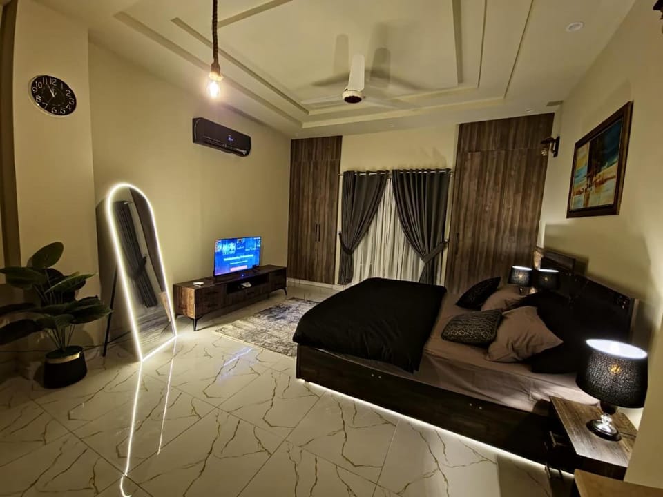 Bed, TV and multimedia, Bedroom