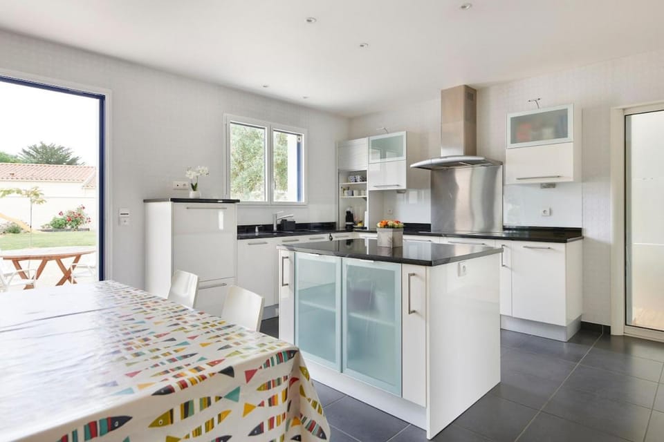 Communal kitchen, dishwasher, stove