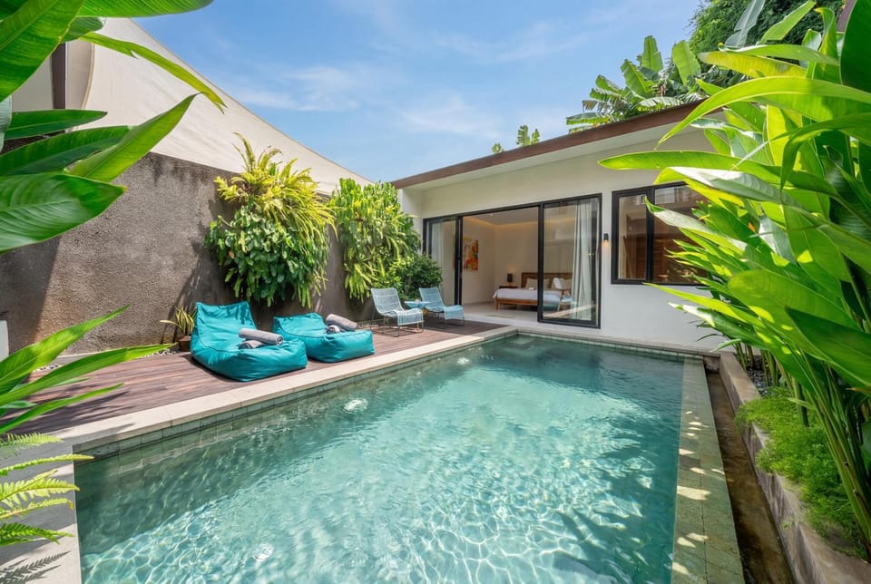 Property building, Patio, Swimming pool, sunbed