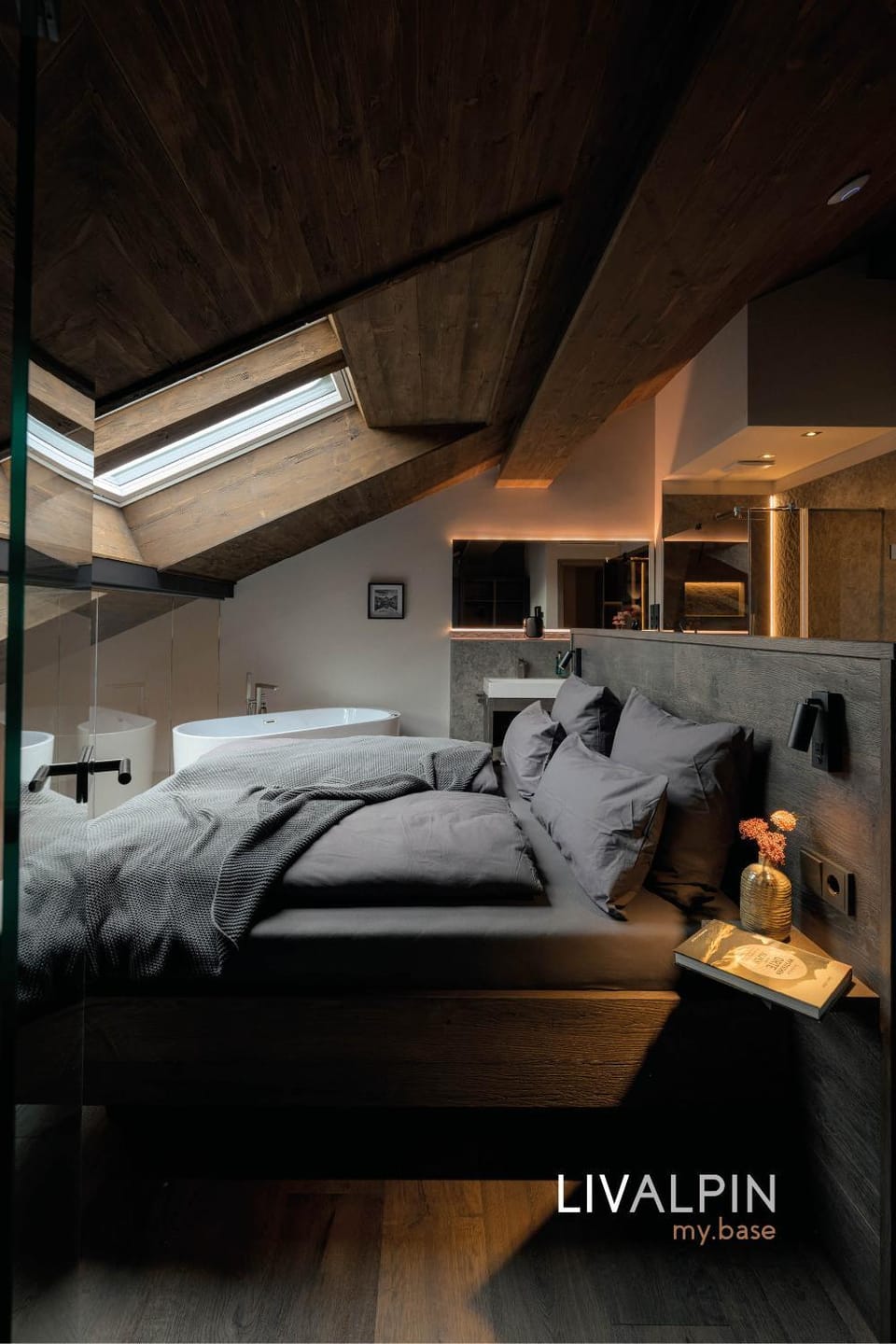 Bed, Hot Tub, Photo of the whole room, Bedroom, Bath, air conditioner