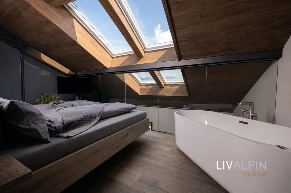 Bed, Hot Tub, Photo of the whole room, Bedroom, Mountain view, Bath, soundproof
