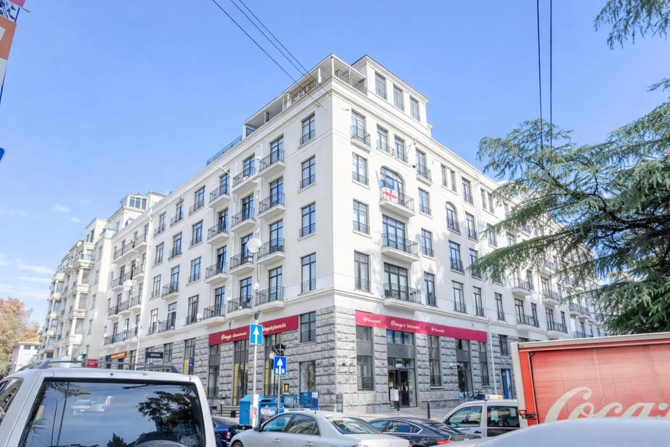Property building, Neighbourhood, Street view, Location, Parking