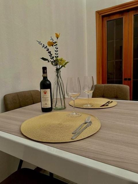 CasaCarmela 7min Linate 4min Unipol Arena-near Station & Fast WiFi-tram diretto per il Duomo Apartment in Milan