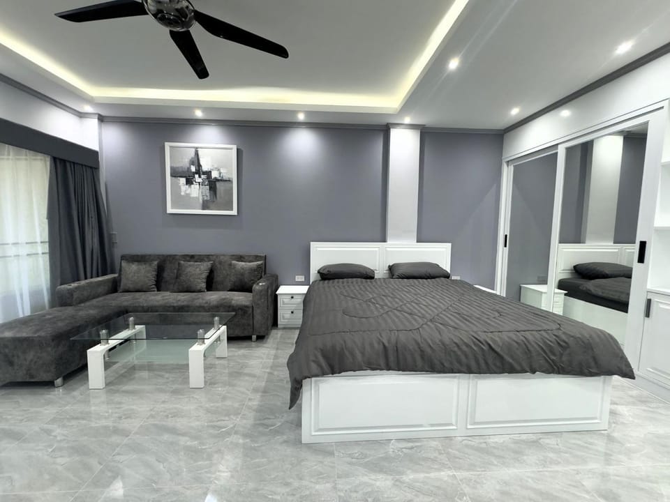 Stylish Studio with Balcony near Jomtien Beach - Baan Suan Lalana Apartment in Pattaya City