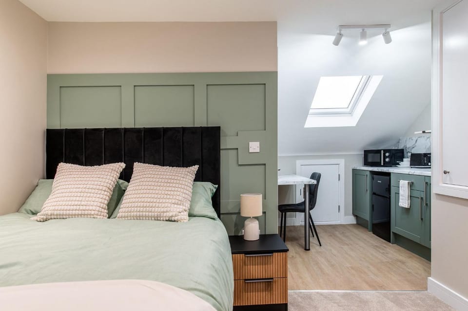 Bed, Kitchen or kitchenette, Photo of the whole room, Dining area, Bedroom, wardrobe