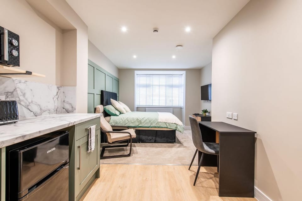 Bed, TV and multimedia, Kitchen or kitchenette, Photo of the whole room, Seating area, Bedroom, microwave, toaster, kitchen