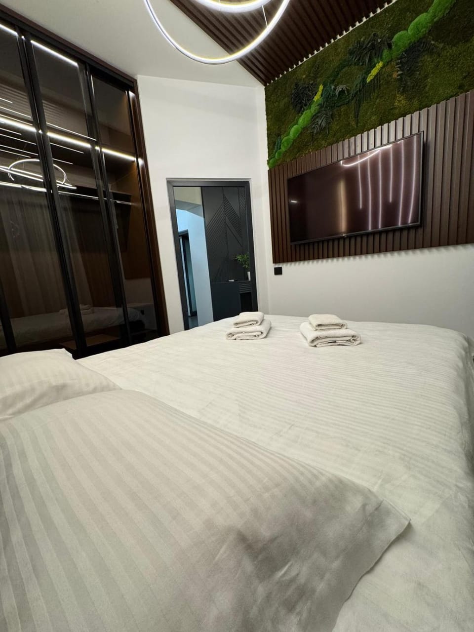 Bed, Photo of the whole room, Bedroom, towels