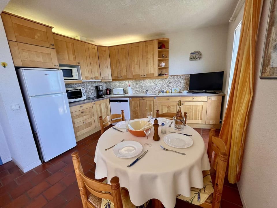 Kitchen or kitchenette, Dining area, dishwasher, oven, toaster