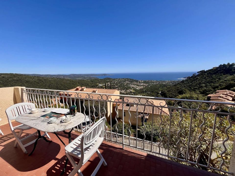 Day, Natural landscape, View (from property/room), Balcony/Terrace, Dining area, Sea view