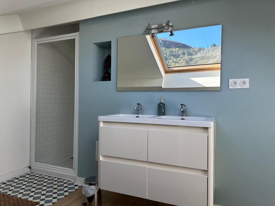 Bathroom, Mountain view