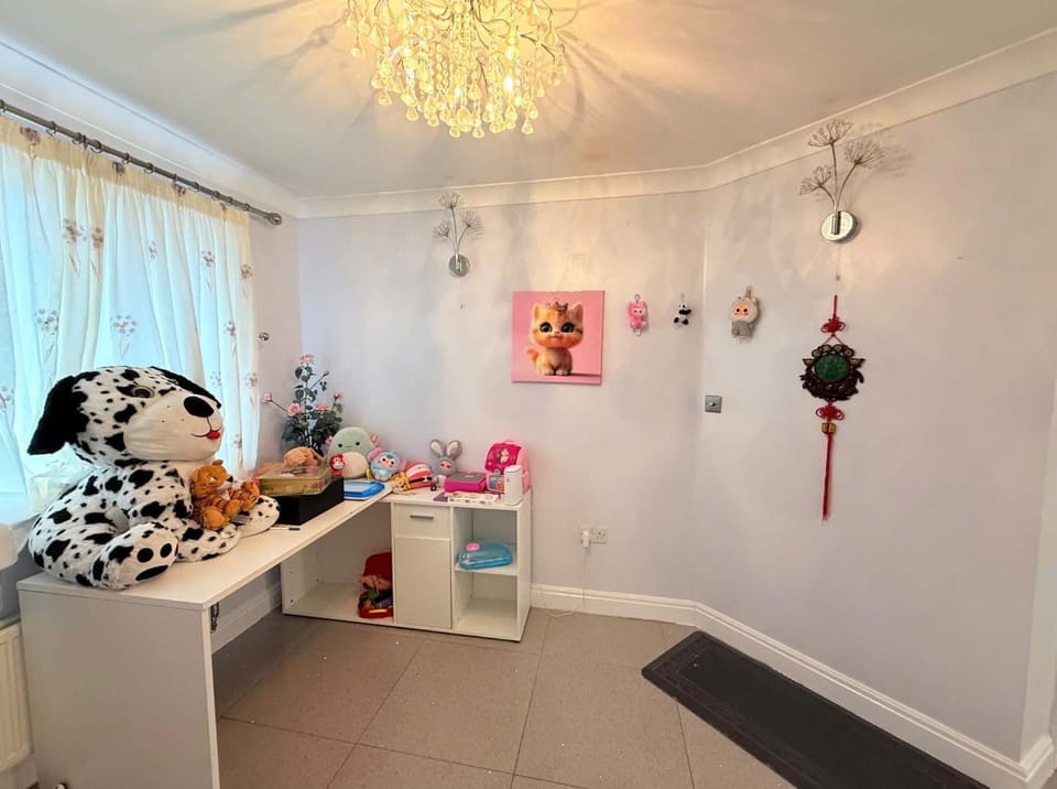 Spacious 4-Bed Chester Home - Sleeps 8 - Parking House in Chester