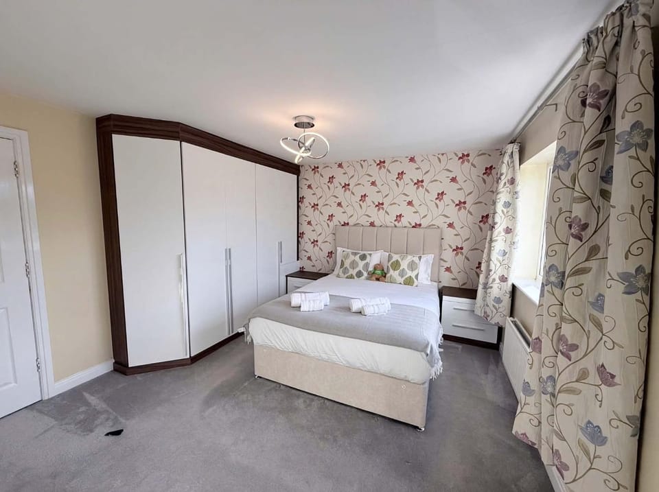 Spacious 4-Bed Chester Home - Sleeps 8 - Parking House in Chester