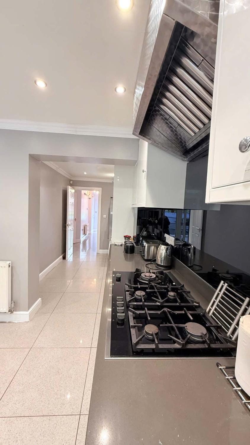 Spacious 4-Bed Chester Home - Sleeps 8 - Parking House in Chester