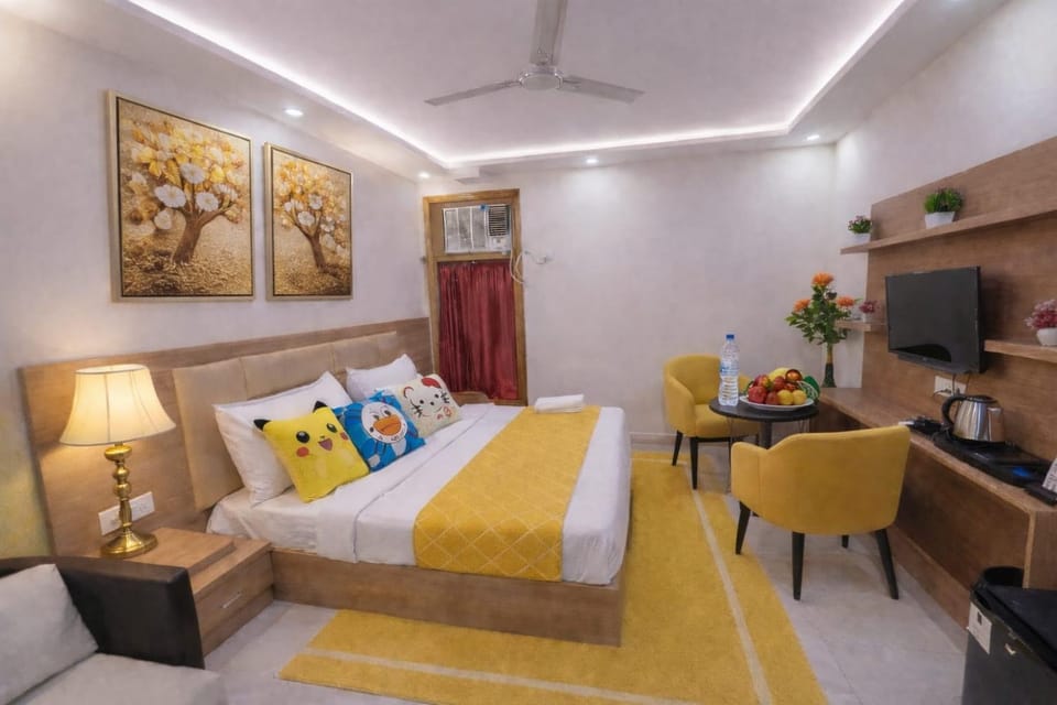 Bed, Photo of the whole room, Seating area, air conditioner