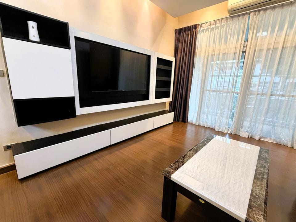 Communal lounge/ TV room, TV and multimedia, Living room, microwave, oven