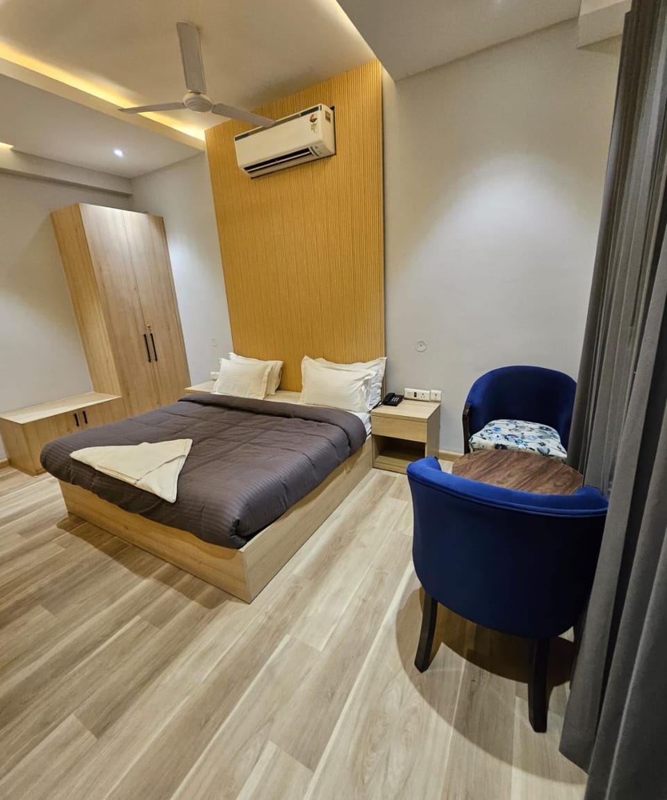 Bed, Photo of the whole room, Seating area, Bedroom, towels, air conditioner
