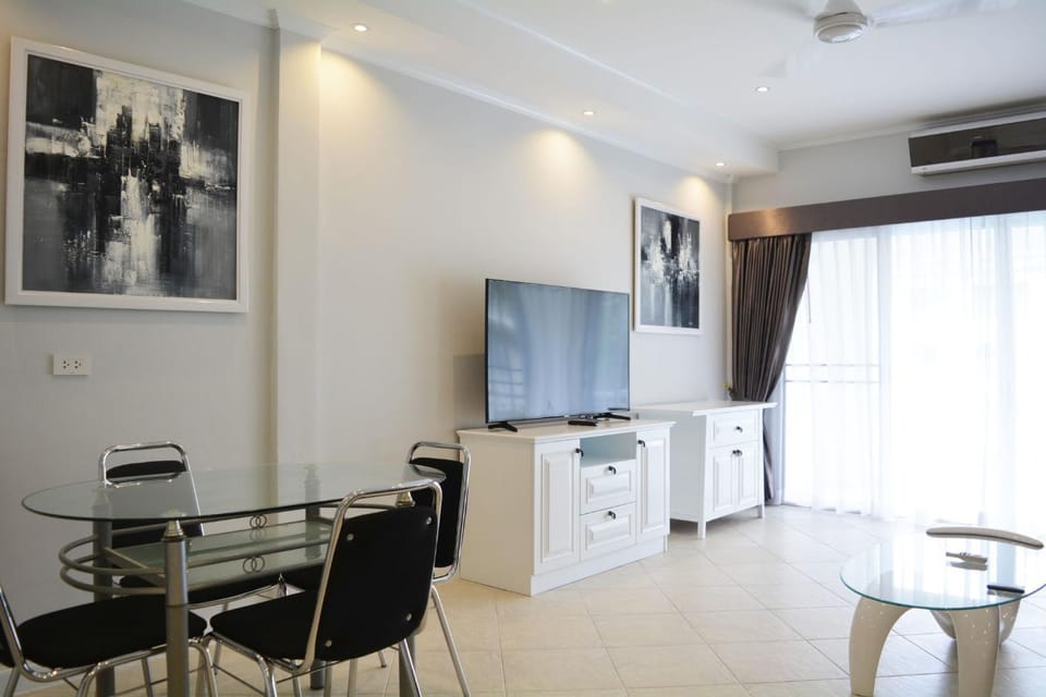 Communal lounge/ TV room, TV and multimedia, Living room, Decorative detail, Dining area
