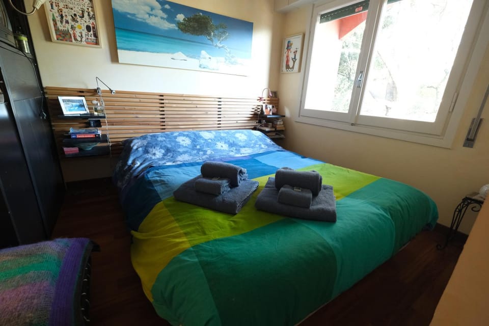 bunk bed, towels