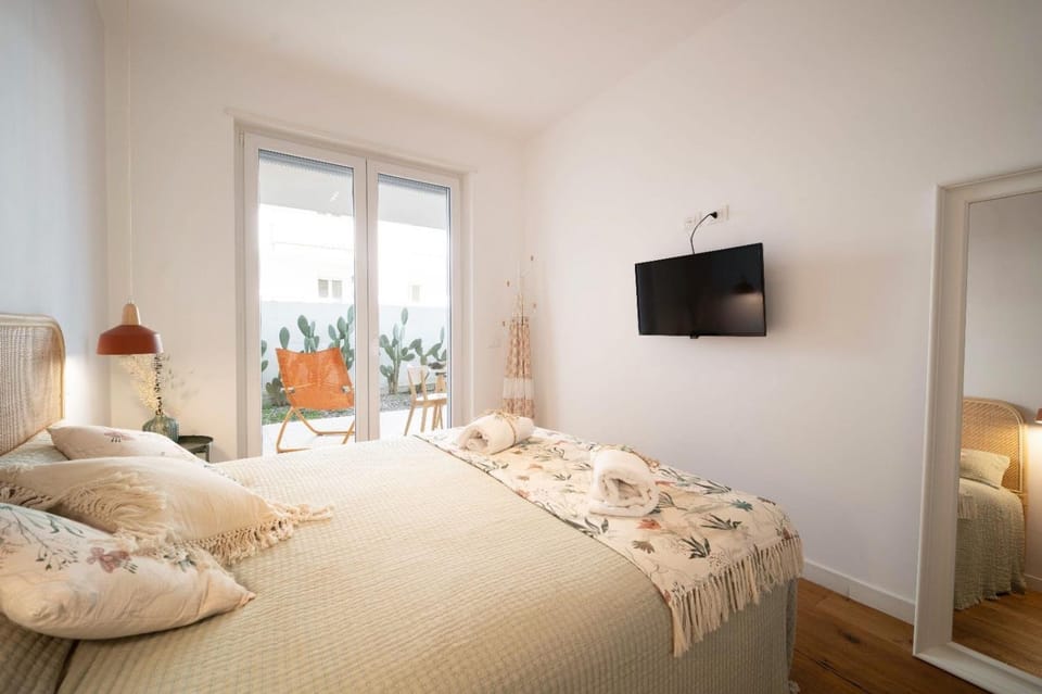 Communal lounge/ TV room, Bed, TV and multimedia, Photo of the whole room, Evening entertainment, Bedroom, towels