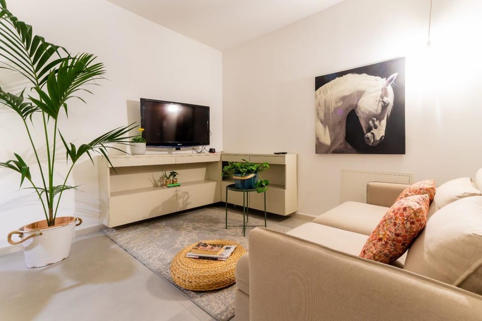 Communal lounge/ TV room, TV and multimedia, Living room, Seating area, Evening entertainment