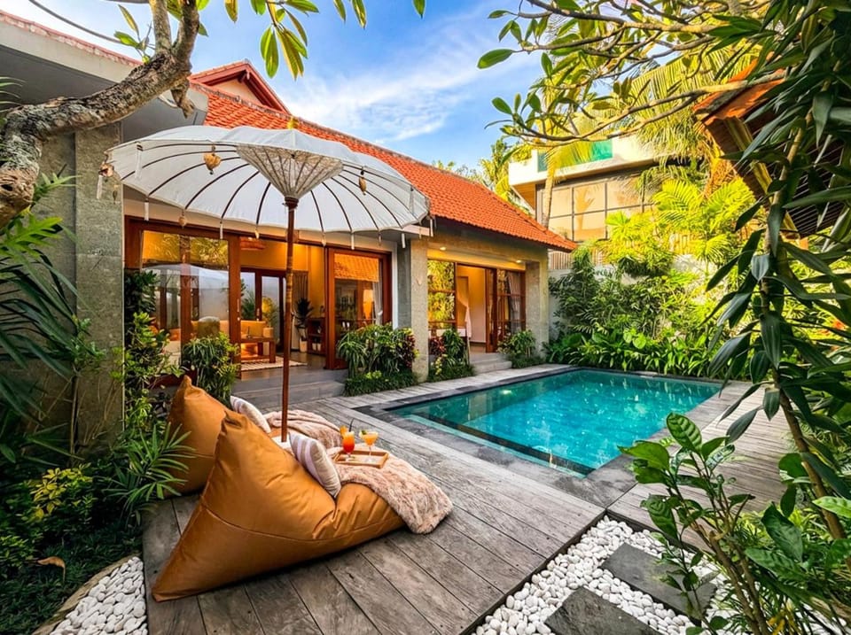 Property building, Patio, Day, Garden, Garden, Balcony/Terrace, Garden view, Pool view, Swimming pool, Swimming pool, sunbed