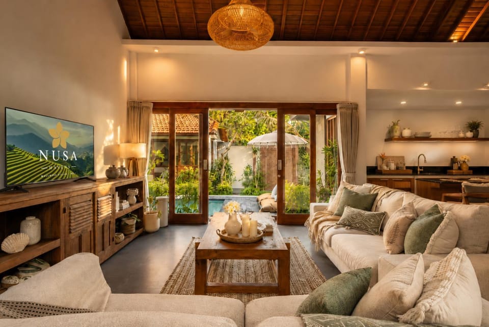TV and multimedia, Kitchen or kitchenette, Living room, Seating area, Garden view