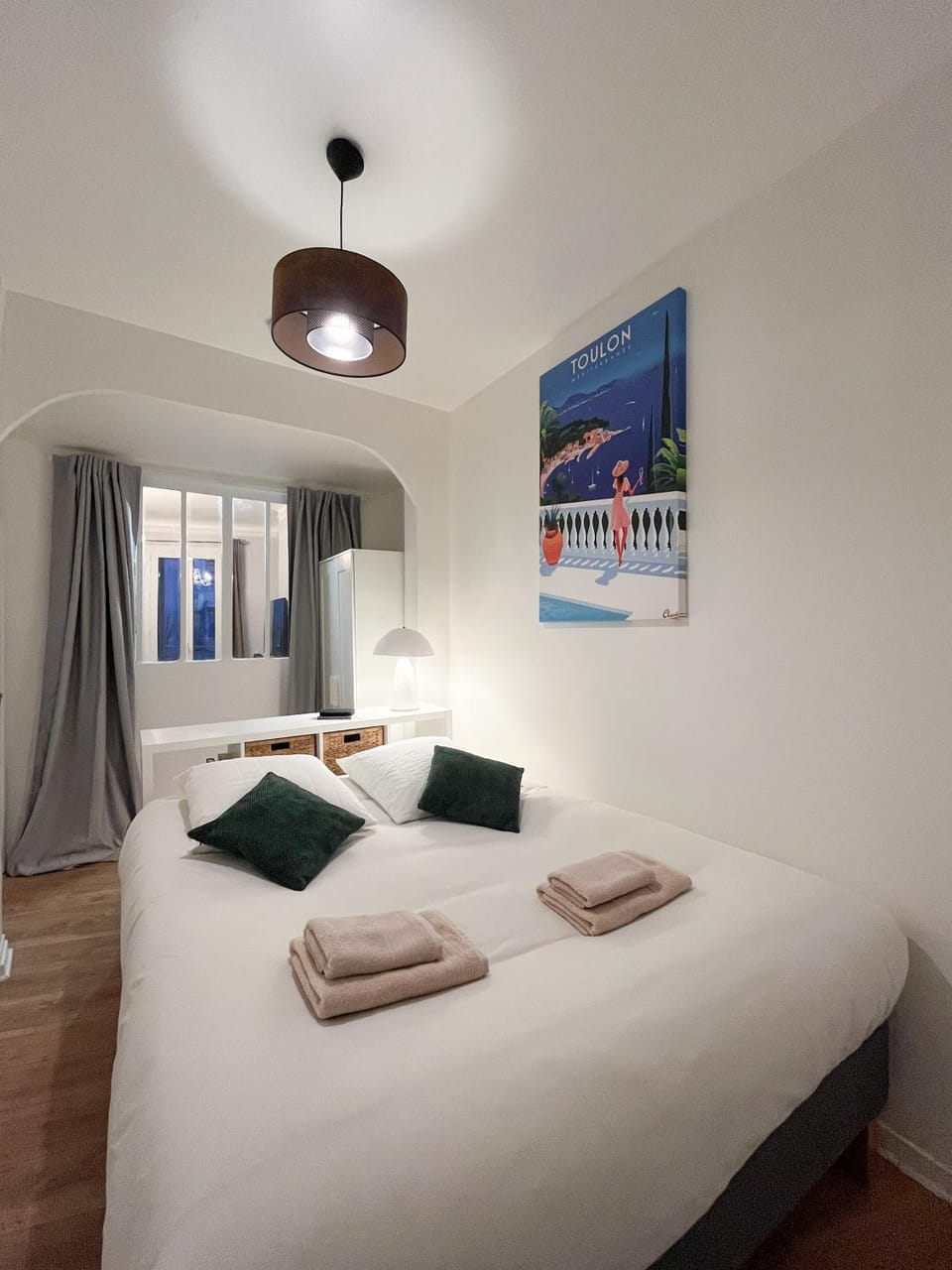 Photo of the whole room, Bedroom, towels