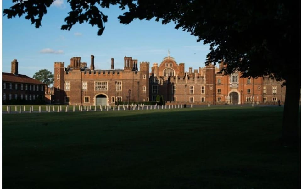 Spacious 3-Bed, Patio By River & Hampton Court! Apartment in Molesey