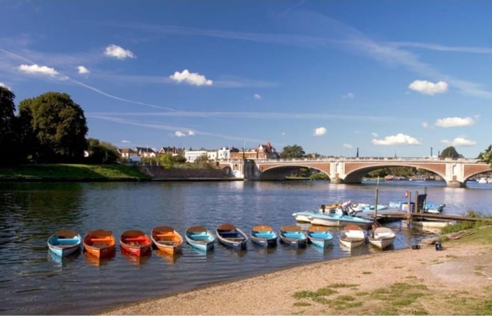 Spacious 3-Bed, Patio By River & Hampton Court! Apartment in Molesey