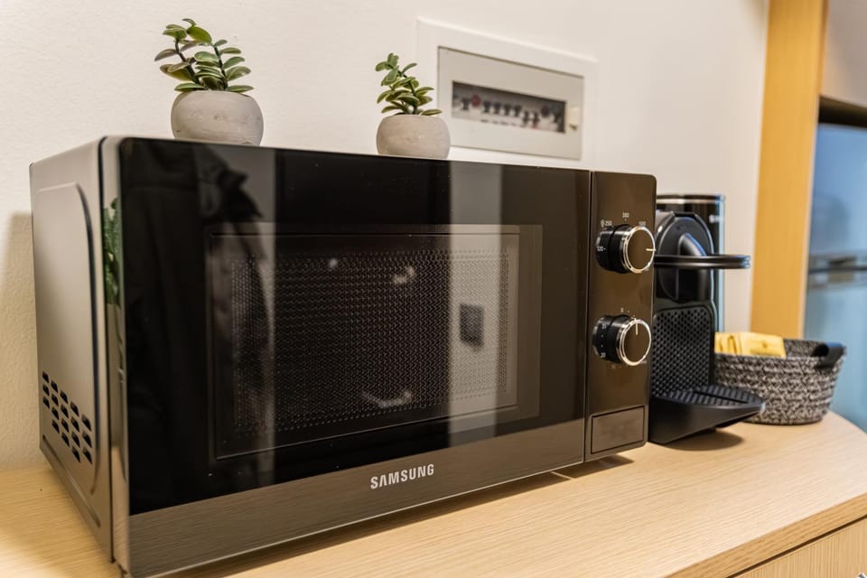 Coffee/tea facilities, microwave
