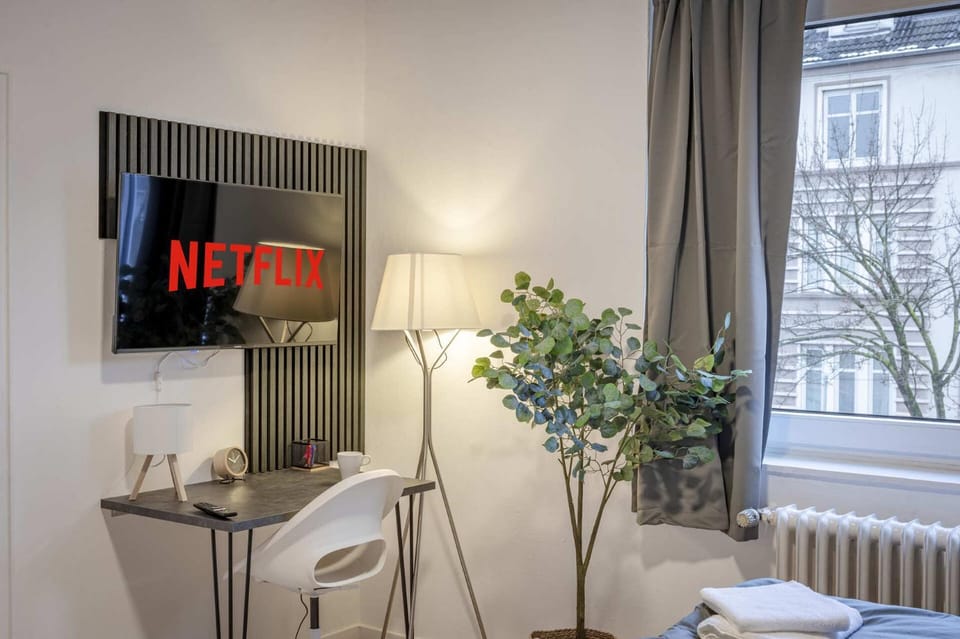 TV and multimedia, Photo of the whole room, Bedroom