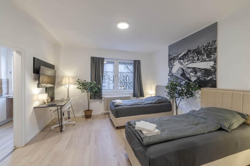 Bed, TV and multimedia, Living room, Photo of the whole room, Seating area, Bedroom, cot, wardrobe