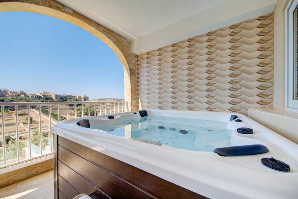 Gozo Getaway! Heated Jacuzzi & Views Apartment in Malta
