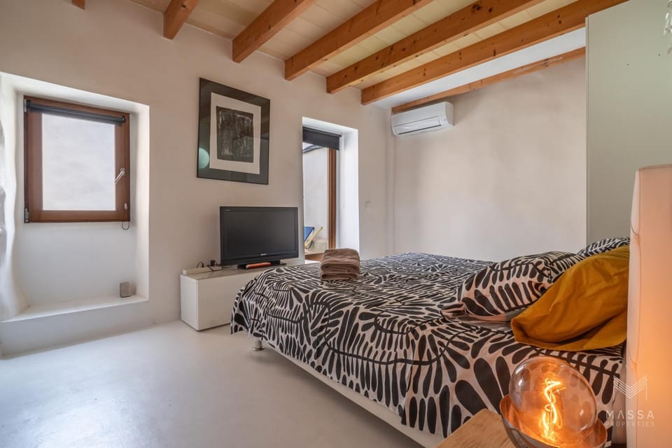 Bed, TV and multimedia, Bedroom, Inner courtyard view, heating, storage, towels, wardrobe, air conditioner