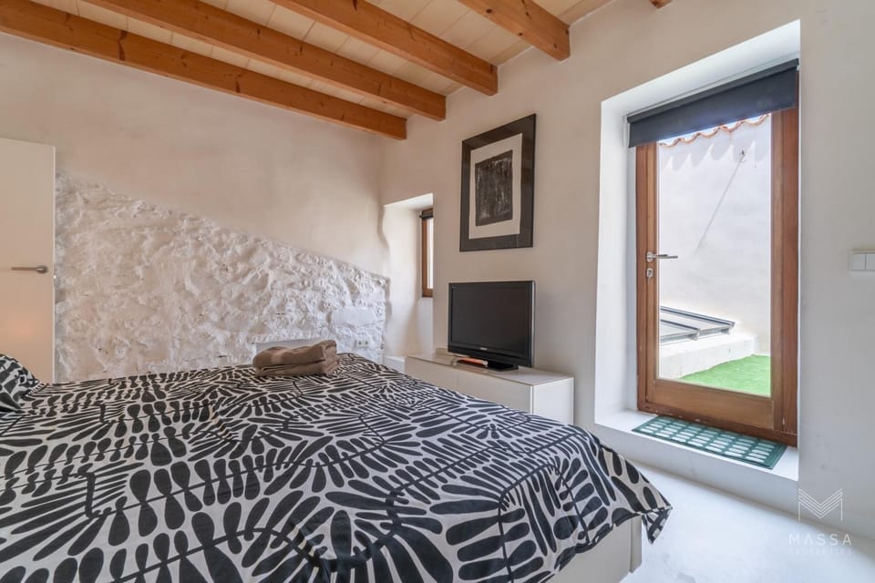 Bed, TV and multimedia, Photo of the whole room, Bedroom, Inner courtyard view, heating, storage, towels, wardrobe, air conditioner