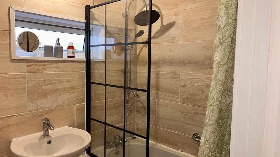 Serene Guest Room Retreat in Basildon with Private Entrance Bed and Breakfast in Basildon