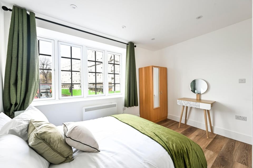 Historic 2-Bed Hideaway Near Hampton Court Palace Apartment in Molesey