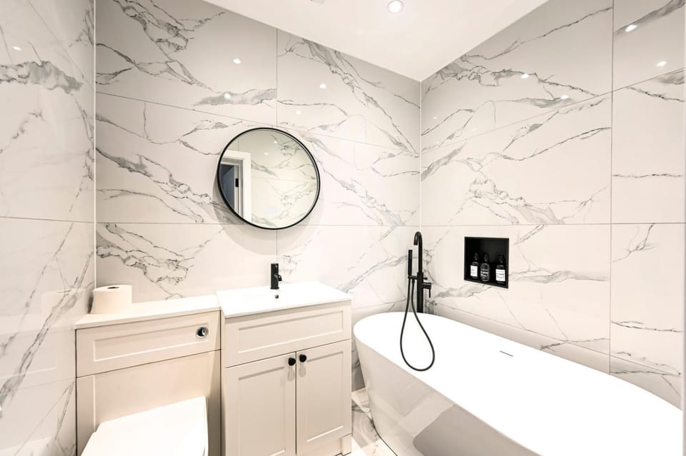 Historic 2-Bed Hideaway Near Hampton Court Palace Apartment in Molesey