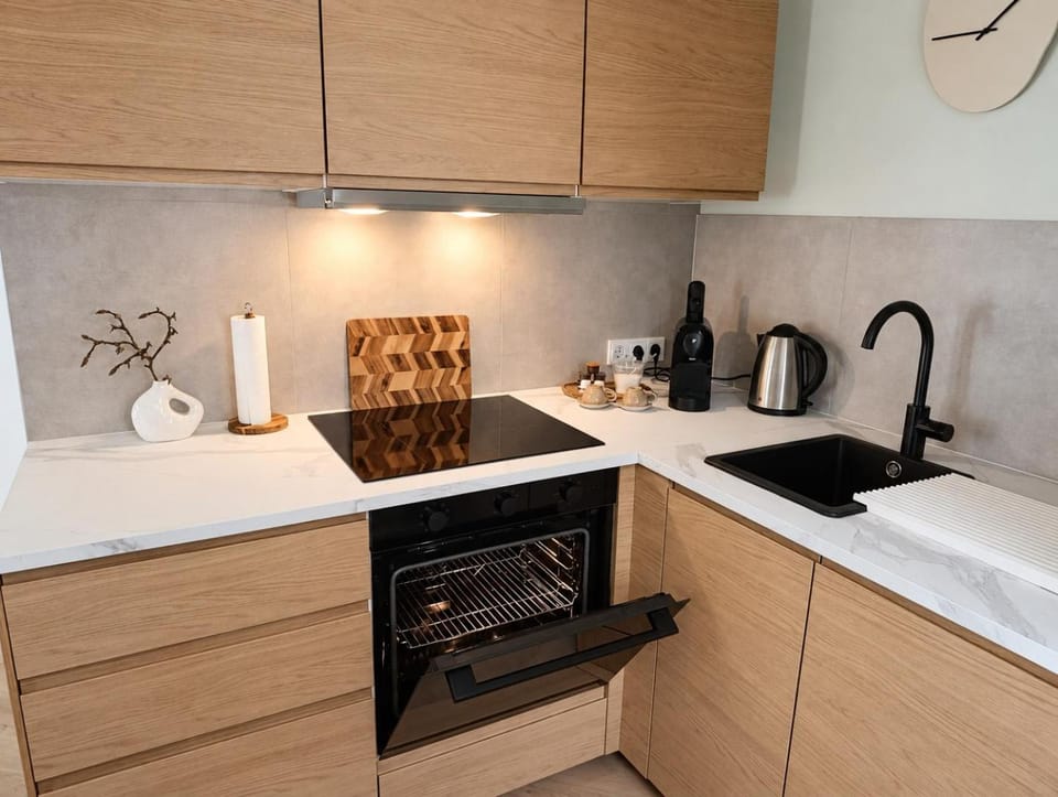 Coffee/tea facilities, Kitchen or kitchenette, oven, stove