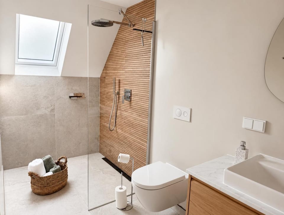 Shower, Toilet, Bathroom, towels