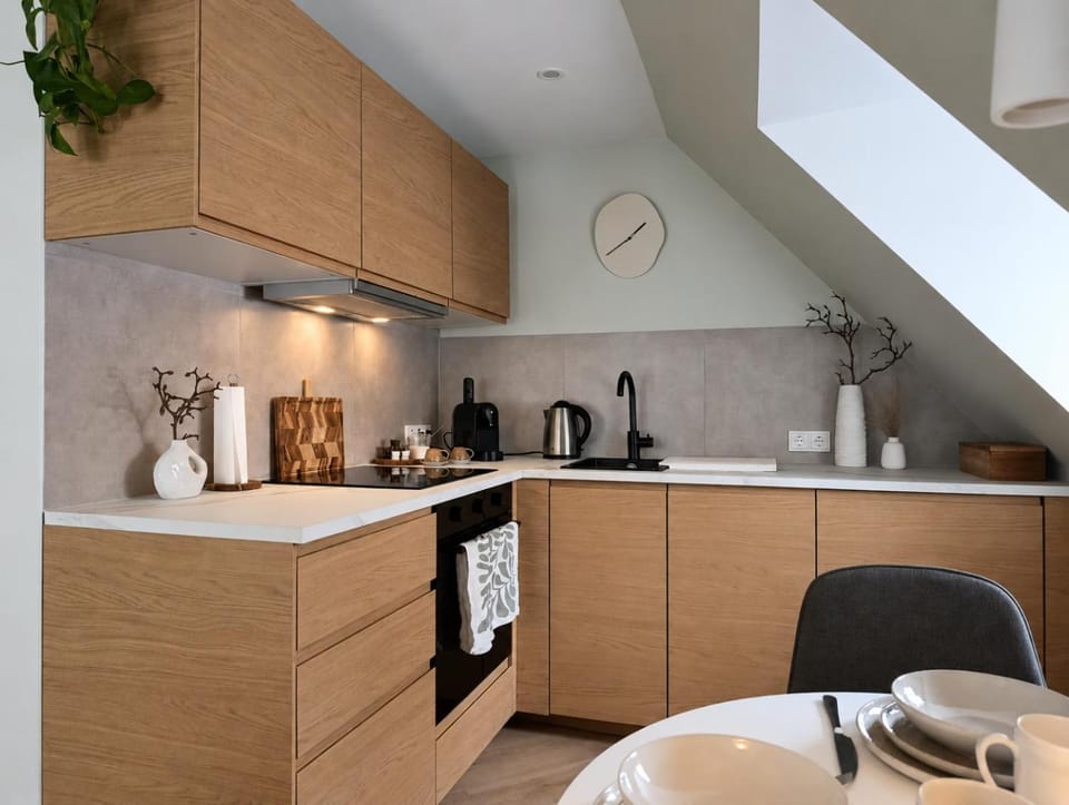Coffee/tea facilities, Kitchen or kitchenette, stove