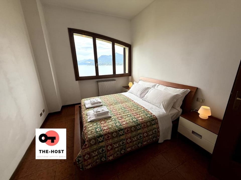 Between greenery and the lake, a villa in Stresa Villa in Stresa