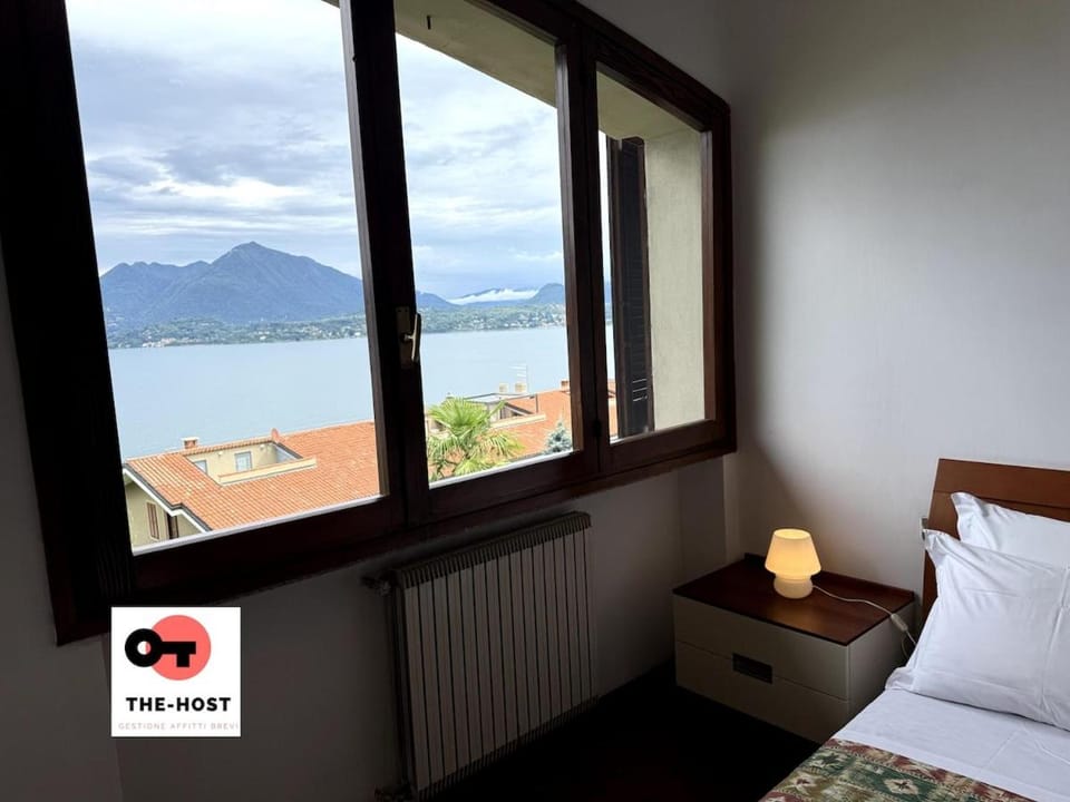 Between greenery and the lake, a villa in Stresa Villa in Stresa