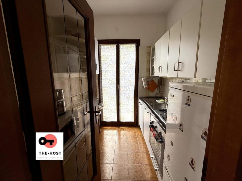 Between greenery and the lake, a villa in Stresa Villa in Stresa