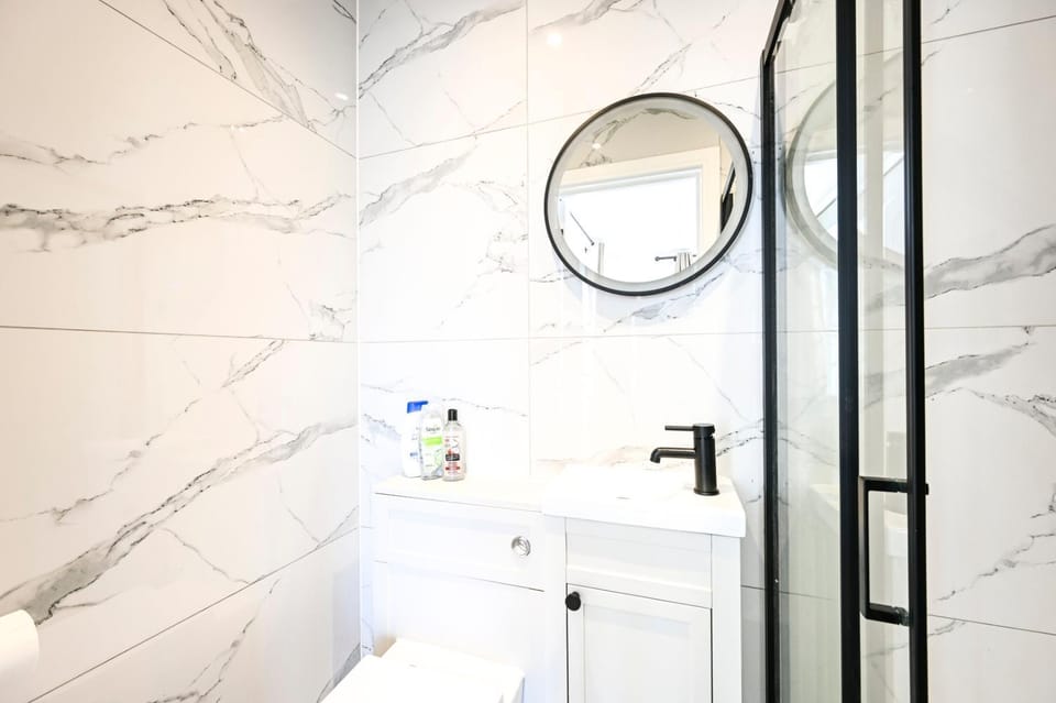 Steps from Hampton Court – Stylish London Retreat Apartment in Molesey