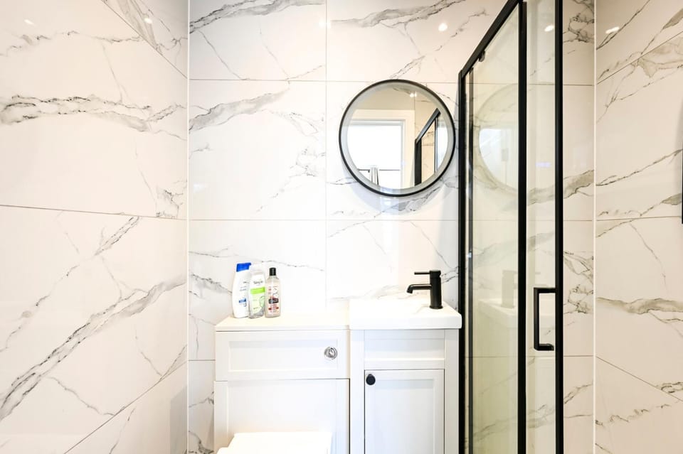 Steps from Hampton Court – Stylish London Retreat Apartment in Molesey